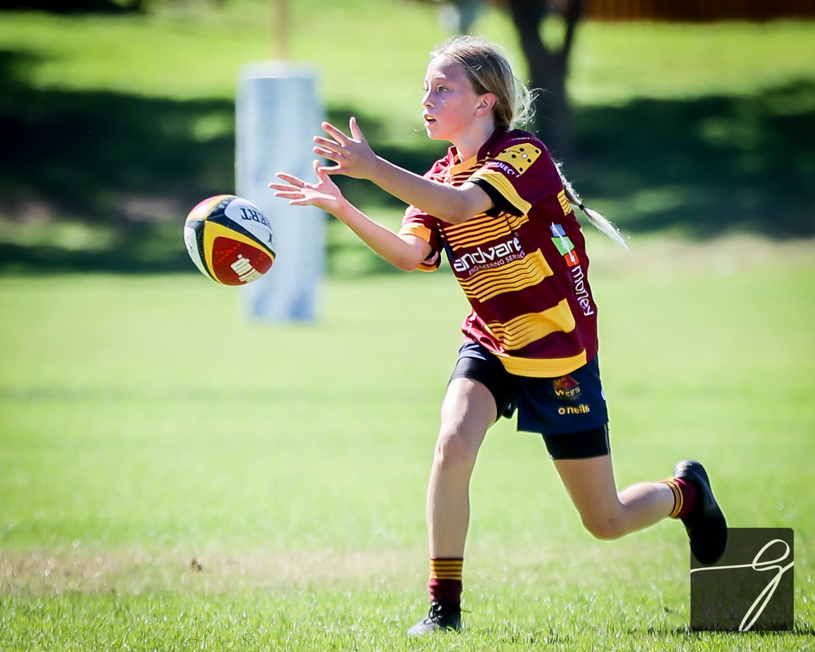 Wests junior girls player catches a pass