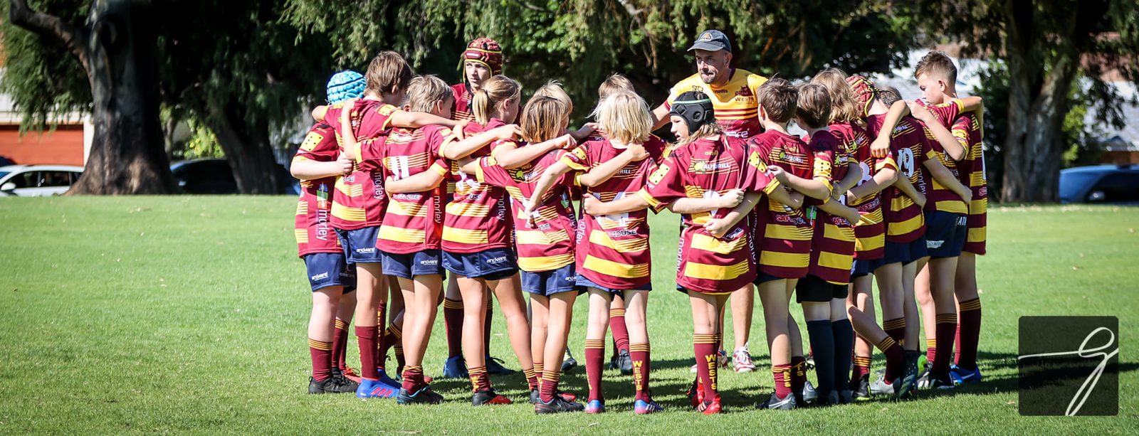 Wests U9s in a team huddle
